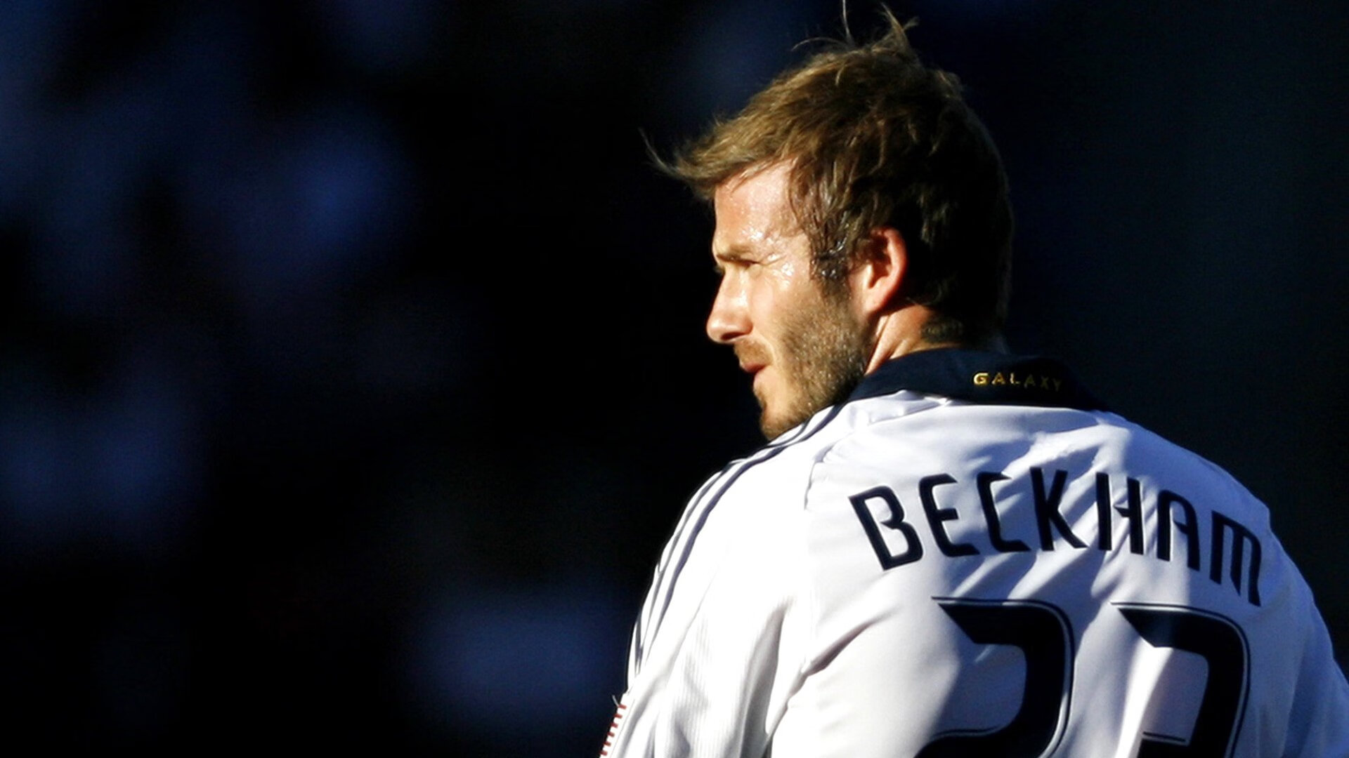 “青少年足球训练营新体系全面启用，激发足球梦想”，青少年足球培训班